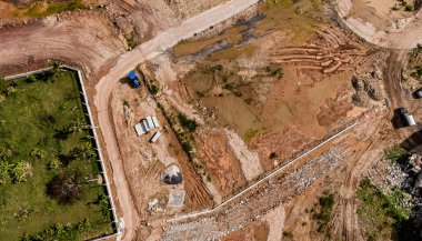 Yeni yol inşaatı ya da inşaat halindeki üstgeçitlerin hava görüntüsü.