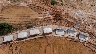 Yeni yol inşaatı ya da inşaat halindeki üstgeçitlerin hava görüntüsü.