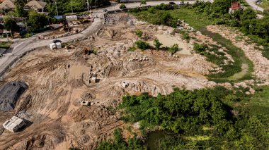 Yeni yol inşaatı ya da inşaat halindeki üstgeçitlerin hava görüntüsü.