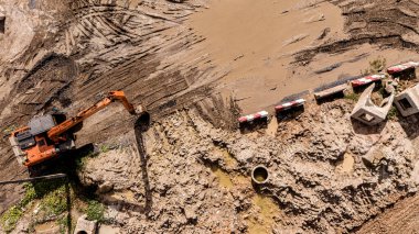 Yeni yol inşaatı ya da inşaat halindeki üstgeçitlerin hava görüntüsü.