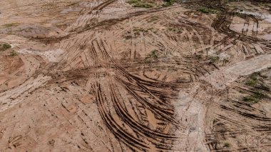 Yeni yol inşaatı ya da inşaat halindeki üstgeçitlerin hava görüntüsü.