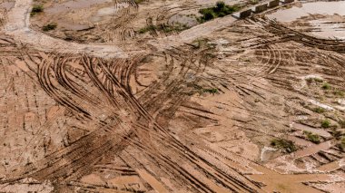 Yeni yol inşaatı ya da inşaat halindeki üstgeçitlerin hava görüntüsü.