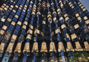 Birçok penceresi olan yüksek bir bina geceleri çok güzel aydınlatılır..