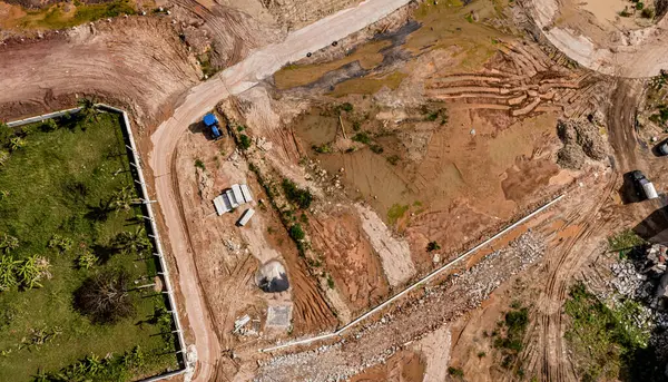 Yeni yol inşaatı ya da inşaat halindeki üstgeçitlerin hava görüntüsü.