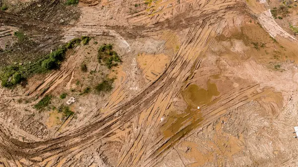 Yeni yol inşaatı ya da inşaat halindeki üstgeçitlerin hava görüntüsü.