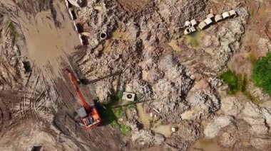 Yeni yol inşaatı ya da inşaat halindeki üstgeçitlerin hava görüntüsü.