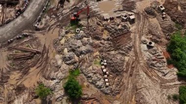 Yeni yol inşaatı ya da inşaat halindeki üstgeçitlerin hava görüntüsü.