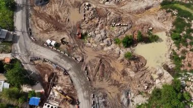 Yeni yol inşaatı ya da inşaat halindeki üstgeçitlerin hava görüntüsü.