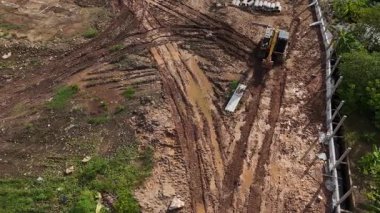 Yeni yol inşaatı ya da inşaat halindeki üstgeçitlerin hava görüntüsü.