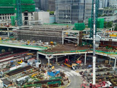 Hareketli bir şehirde bulunan bir inşaat alanını gösteren havadan bir perspektif..