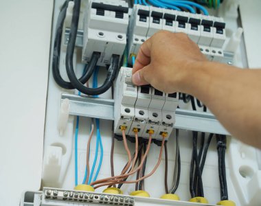 Elektrikçi sigortalı bir santrali kontrol ediyor..