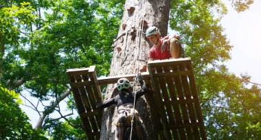 Bir adam ve bir kadın, Extreme Park 'ta zorlu bir pistte yürüyor..