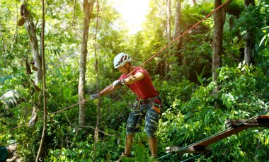 Bir adam uç parkta zorlu bir pistte yürüyor..