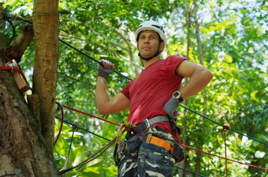 Bir adam uç parkta zorlu bir pistte yürüyor..