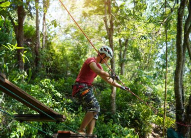 Bir adam uç parkta zorlu bir pistte yürüyor..