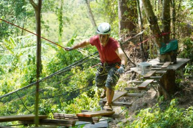 Bir adam uç parkta zorlu bir pistte yürüyor..