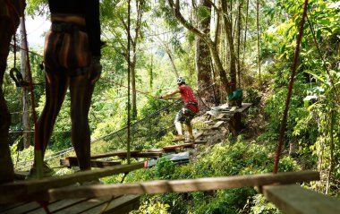 Bir adam ve bir kadın, Extreme Park 'ta zorlu bir pistte yürüyor..