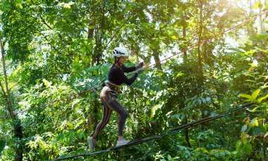 Kadın, uç parkta zorlu bir pistte yürüyor..