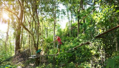 Bir adam uç parkta zorlu bir pistte yürüyor..