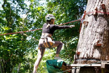 Kadın, uç parkta zorlu bir pistte yürüyor..