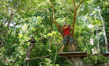 Bir adam ve bir kadın, Extreme Park 'ta zorlu bir pistte yürüyor..