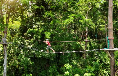 Bir adam uç parkta zorlu bir pistte yürüyor..