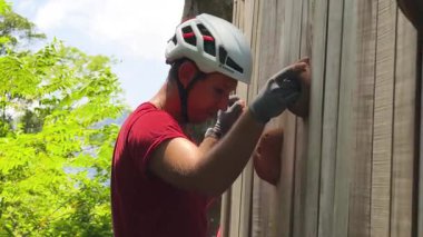 Bir adam uç parkta zorlu bir pistte yürüyor..