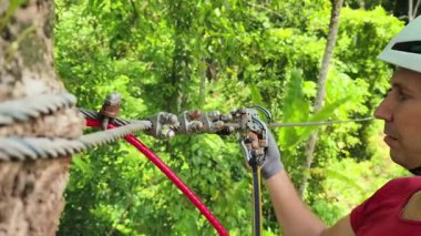 İnsanoğlu, etrafını saran kalın ormandan geçen bir ip üzerinde keyifli bir yolculuğun tadını çıkarıyor..