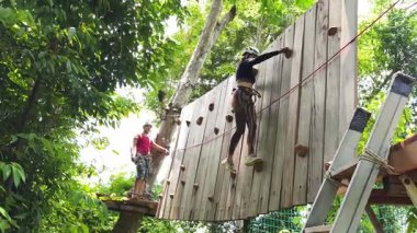 Bir adam ve bir kadın, Extreme Park 'ta zorlu bir pistte yürüyor..