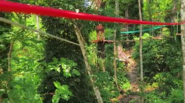 Bir adam ve bir kadın, Extreme Park 'ta zorlu bir pistte yürüyor..