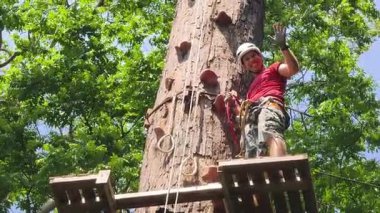 Bir adam uç parkta zorlu bir pistte yürüyor..