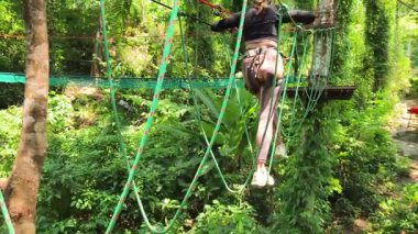 Bir adam ve bir kadın, Extreme Park 'ta zorlu bir pistte yürüyor..