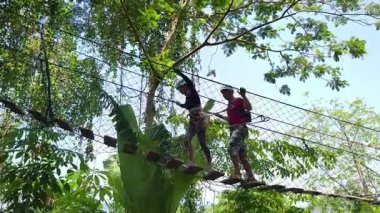 Bir adam ve bir kadın, Extreme Park 'ta zorlu bir pistte yürüyor..
