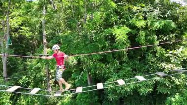 Bir adam uç parkta zorlu bir pistte yürüyor..