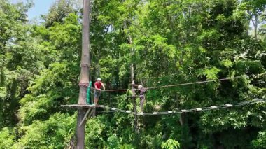 Bir adam ve bir kadın, Extreme Park 'ta zorlu bir pistte yürüyor..