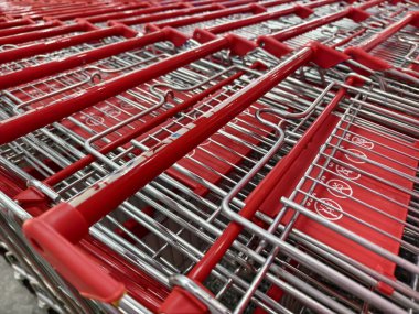 Bir sıra alışveriş arabası düz bir sıraya dizilmiştir..