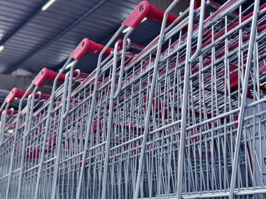 Bir sıra alışveriş arabası düz bir sıraya dizilmiştir..