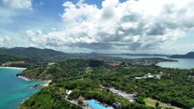 Nefes kesici hava manzarası, bereketli manzaralar, mavi okyanus ve sahil boyunca güzel bulutlar..