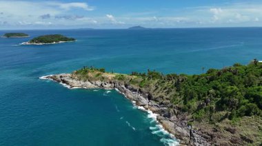 Uçsuz bucaksız okyanusun ortasında, mavi sularla çevrili küçük bir ada..