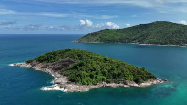 Uçsuz bucaksız okyanusun ortasında, mavi sularla çevrili küçük bir ada..