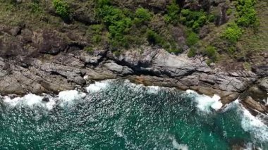 Dalgaların kayalara ve taşlara çarptığı kıyı şeridi..