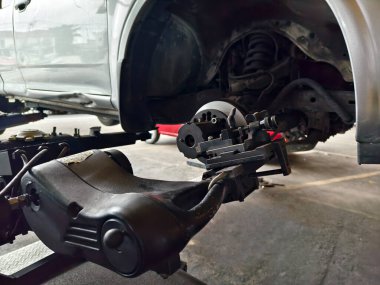 Şu anda garajda yetenekli bir tamirci tarafından tamir edilen bir araba var..