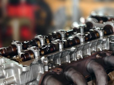 Garaj atölyesinde bir araba motoru tamiri yapılıyor..