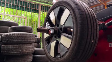 Tam donanımlı bir atölye ortamında dinamik bir lastik döndürme işlemi gerçekleştiriliyor.