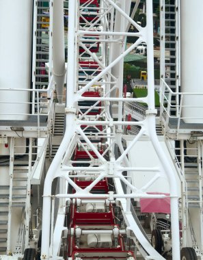 Beyaz arkaplanda renkli bir dönme dolaba yakın çekim.