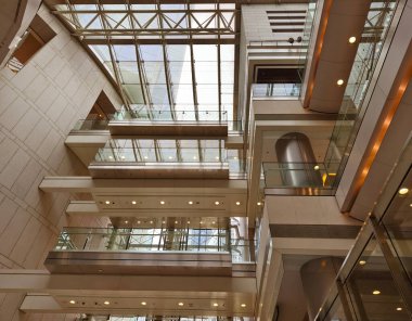 Geniş ve modern bir binanın geniş cam tavanı..