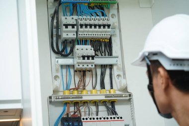 Elektrikçi sigortalı bir santrali kontrol ediyor..