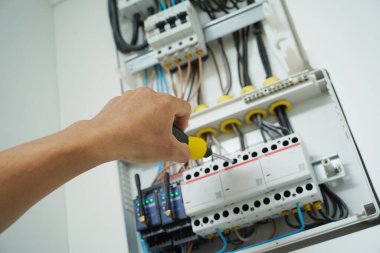 Elektrikçi sigortalı bir santrali kontrol ediyor..