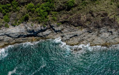 Dalgaların kayalara ve taşlara çarptığı kıyı şeridi..