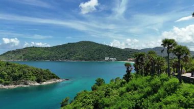 Nefes kesici hava manzarası, bereketli manzaralar, mavi okyanus ve sahil boyunca güzel bulutlar..